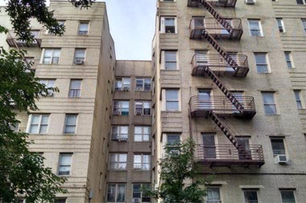 Mother throws newborn out of window from seventh floor, arrested